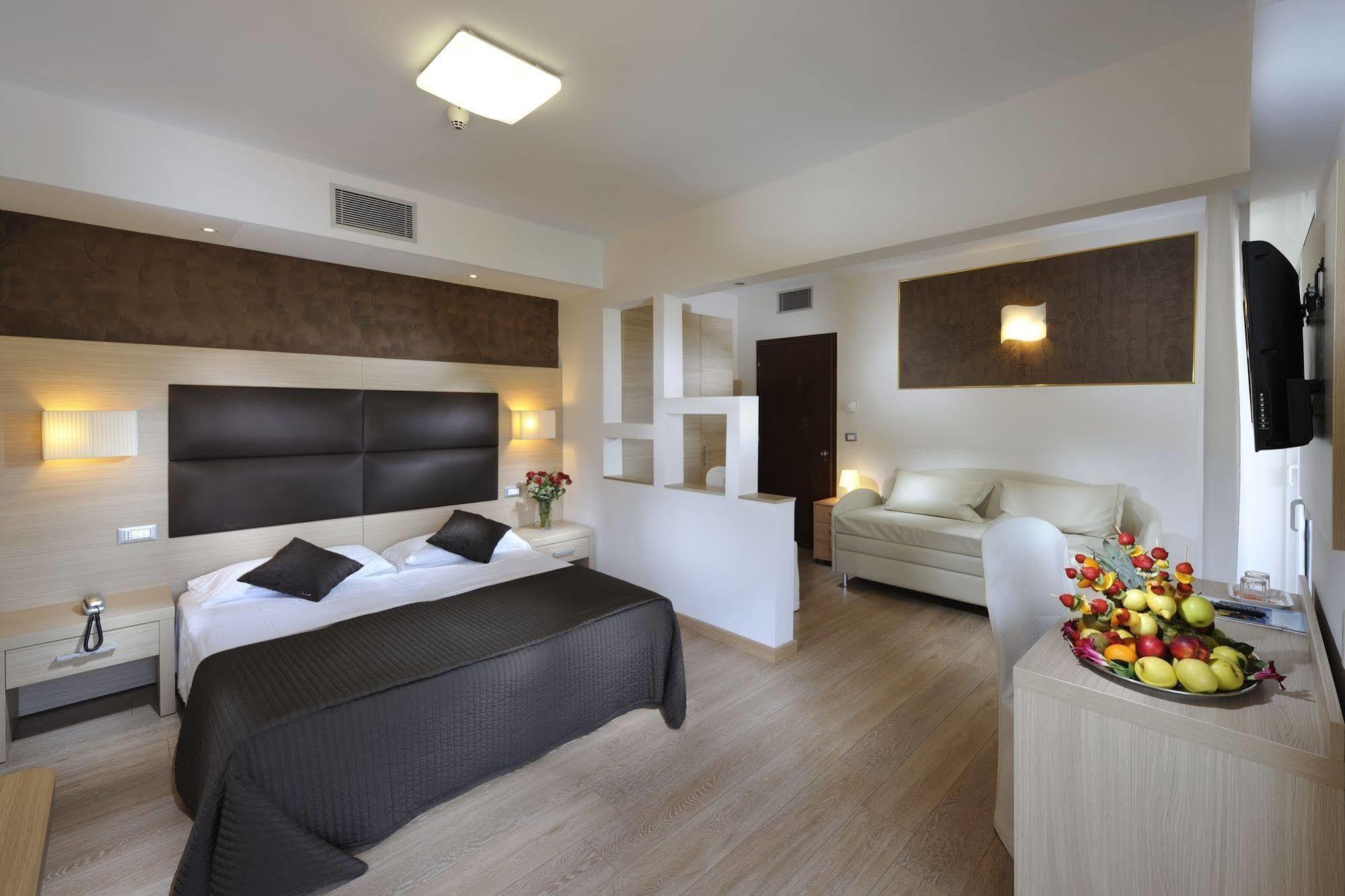 Hotel Eros Lignano Sabbiadoro Exterior photo